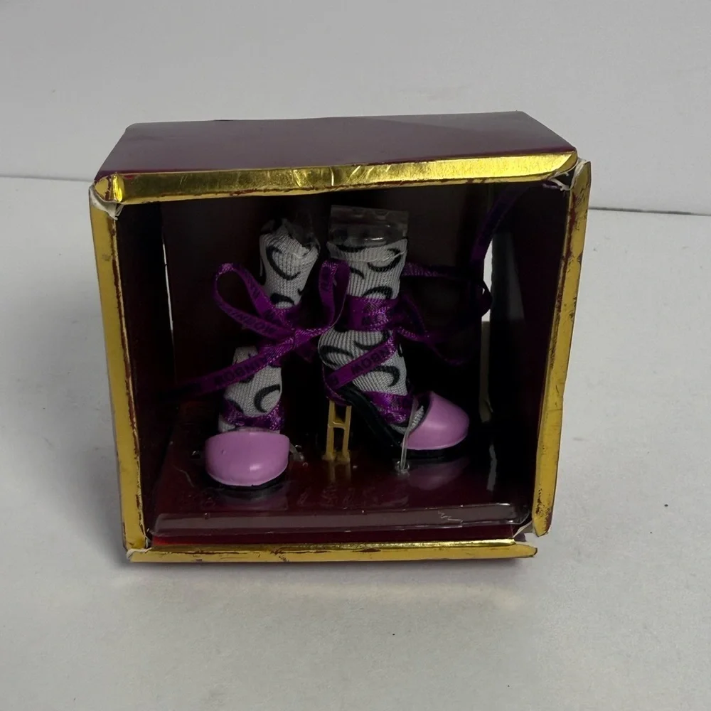 Rainbow High Emi Vanda (Orchid) Series 3 Shoes & Socks Only Box Damaged - Picture 1 of 3